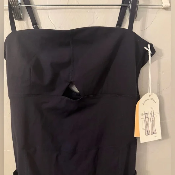 NWT! BLOGILATES Women's Peekaboo Flare Active Jumpsuit.
Black. Small. - Picture 4 of 6